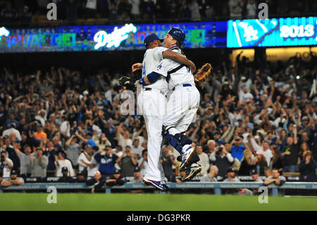 Los Angeles, CA, USA. 13. Oktober 2013. 7. Oktober 2013 Los Angeles, Kalifornien. Los Angeles Dodgers Entlastung Krug Kenley Jansen #74 feiert mit Los Angeles Schwindler Catcher Tim Federowicz #18, nachdem Jansen das endgültige aus, um das Spiel im neunten Inning in Spiel vier der NLDS Hauptliga-Baseball-Spiel zwischen den Los Angeles Dodgers und den Atlanta Braves an Dodger Stadium.The Los Angeles Dodgers Niederlage der Atlanta Braves 4-3.Louis Lopez/CSM/Alamy Live News schließen Stellplätze Stockfoto