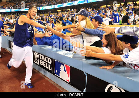 Los Angeles, CA, USA. 13. Oktober 2013. 7. Oktober 2013 Los Angeles, Kalifornien. Los Angeles Schwindler Krug Clayton Kershaw #22 ab nehmen auf das Feld mit Dodgers-Fans zu feiern, wie die Los Angeles Dodgers gewinnen Spiel vier der NLDS Hauptliga-Baseball-Spiel zwischen den Los Angeles Dodgers und den Atlanta Braves an Dodger Stadium.The Los Angeles Dodgers Niederlage der Atlanta Braves 4-3.Louis Lopez/CSM/Alamy Live News feiern Stockfoto