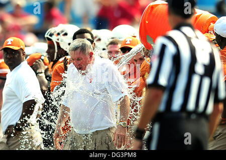 Dallas, TX, USA. 13. Oktober 2013. 12. Oktober 2013 Dallas, TX. Texas Longhorns Cheftrainer Mack Brown stellt sich wie er von Texas Longhorns defensives Ende Reggie Wilson #92 als Spiele-winden sich im vierten Quartal in Aktion während der NCAA Football durch Wasser übergossen ist Spiel zwischen Oklahoma Sooners und die Texas Longhorns in der Red River Rivalität in der Cotton Bowl in Dallas, Texas.The Texas Longhorns besiegen die Oklahoma Sooners 36-20.Louis Lopez/CSM/Alamy Live News Stockfoto