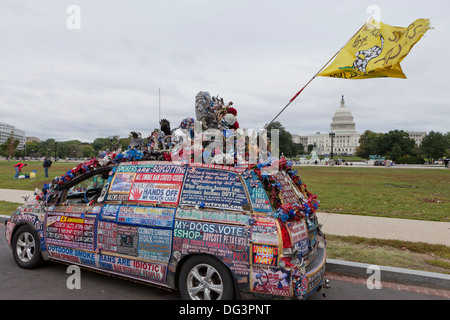 Linda Farleys Minivan mit politischen Ornamenten und Botschaften geschmückt - Washington, DC USA Stockfoto