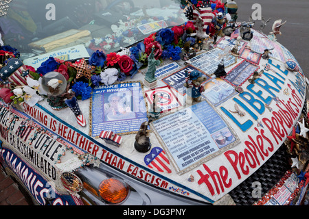 Linda Farleys Minivan mit politischen Ornamenten und Botschaften geschmückt - Washington, DC USA Stockfoto