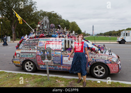 Linda Farleys Minivan mit politischen Ornamenten und Botschaften geschmückt - Washington, DC USA Stockfoto