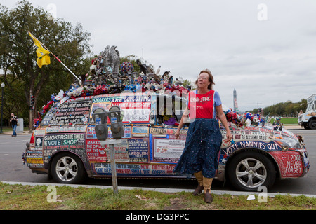 Linda Farleys Minivan mit politischen Ornamenten und Botschaften geschmückt - Washington, DC USA Stockfoto