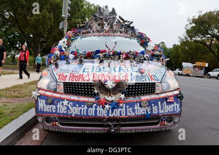 Linda Farleys Minivan mit politischen Ornamenten und Botschaften geschmückt - Washington, DC USA Stockfoto