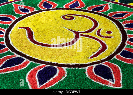 Farbenfrohes Heiligen OM hindu Rangoli Festival Design in einer Straße in Puttaparthi, Andhra Pradesh, Indien Stockfoto