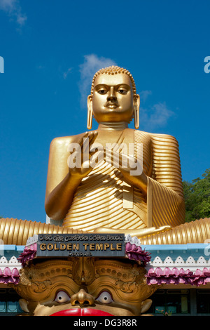 Golden Buddha außerhalb der Dambulla Höhle Royal Rock Buddhistentempel, Dambulla, Sri Lanka, Indischer Ozean, Asien Stockfoto