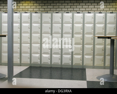 Schule Schließfächer im Flur Stockfoto