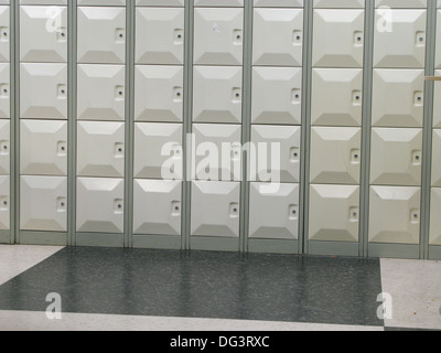 Schule Schließfächer im Flur Stockfoto