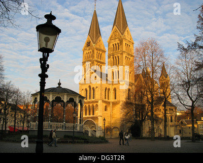 Munsterplein mit Musikpavillon und Munsterkerk Roermond Niederlande in der späten Nachmittagssonne Stockfoto