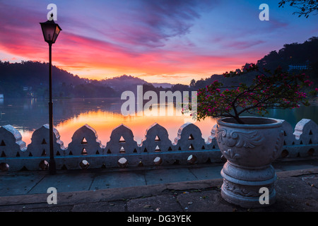 Dramatische Sonnenaufgang um Kandy Lake und die Wolken Mauer (Walakulu), Kandy, Central Province, Sri Lanka, Asien Stockfoto