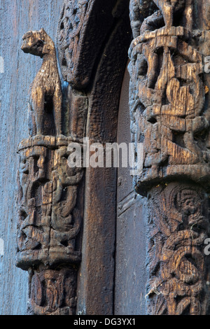 Detail der geschnitzte Portal arch, Stabkirche von Lom, Oppland, Gudbrandsdalen, Norwegen, Skandinavien, Europa Stockfoto