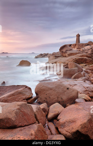 Leuchtturm von Meen Ruz, Ploumanach, Cote de Granit Rose, Côtes d ' Armor, Bretagne, Frankreich Stockfoto