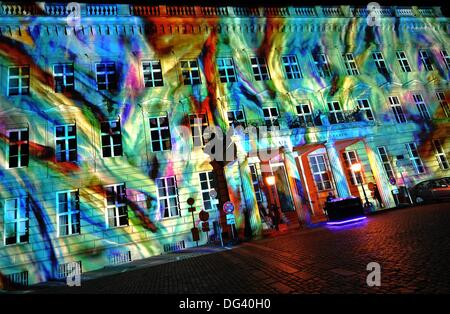 Berlin, Deutschland. 13. Oktober 2013. Das Palais am Festungsgraben während des "Festival of Lights" in Berlin, Deutschland, 13. Oktober 2013 beleuchtet wird. Bis zum 20. Oktober werden anlässlich des Festes Gebäude und Wahrzeichen aufleuchten. Foto: PAUL ZINKEN/Dpa/Alamy Live News Stockfoto