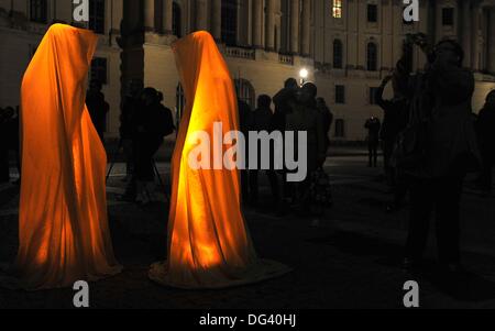 Berlin, Deutschland. 13. Oktober 2013. Skulpturen der Installation "Guardians of Time" von Manfred Kielnhofer sind während des "Festival of Lights" in Berlin, Deutschland, 13. Oktober 2013 beleuchtet. Bis zum 20. Oktober werden anlässlich des Festes Gebäude und Wahrzeichen aufleuchten. Foto: PAUL ZINKEN/Dpa/Alamy Live News Stockfoto