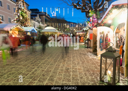 Menschen zu Weihnachten Markt, Steiemark Haupt Platz, Schladming, Österreich, Europa Stockfoto