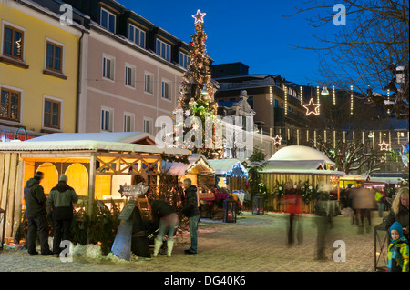 Menschen zu Weihnachten Markt, Steiemark Haupt Platz, Schladming, Österreich, Europa Stockfoto