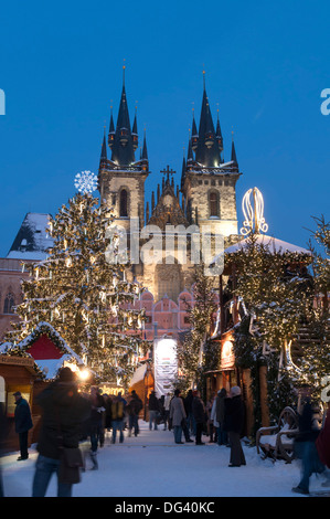 Verschneite Weihnachtsmarkt und Teynkirche, Altstädter Ring, Prag, Tschechische Republik, Europa Stockfoto