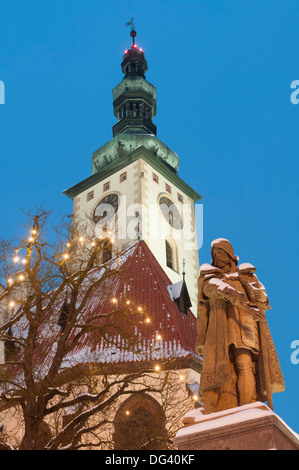 Verschneite Statue von Jan Zizka und Kirche der Verklärung der Muttergottes auf dem Berg Tabor, Jihocesky, Tschechische Republik, Europa Stockfoto