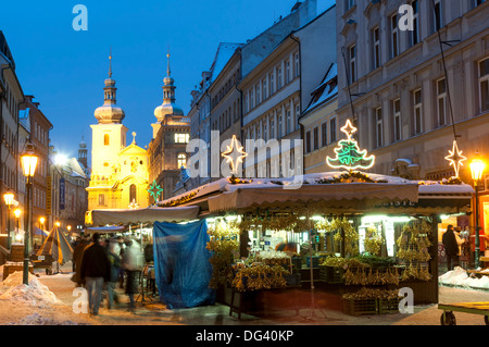 Schneebedeckte Havelský Trh während Weihnachten Havelska Street, Prag, Tschechische Republik, Europa Stockfoto