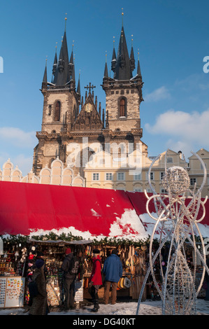 Verschneite Weihnachtsmarkt und Teynkirche, Altstädter Ring, Prag, Tschechische Republik, Europa Stockfoto