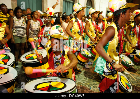 Drum Band Olodum Durchführung in Pelourinho während des Karnevals, Bahia, Brasilien, Südamerika Stockfoto