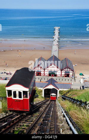 Cliff Straßenbahn und der Pier am Saltburn durch Meer, Redcar und Cleveland, North Yorkshire, Yorkshire, England, Vereinigtes Königreich Stockfoto