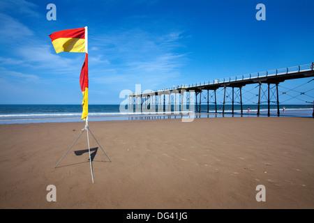 Sicher Baden Flagge am Strand von Saltburn am Meer, Redcar und Cleveland, North Yorkshire, Yorkshire, England, Vereinigtes Königreich Stockfoto