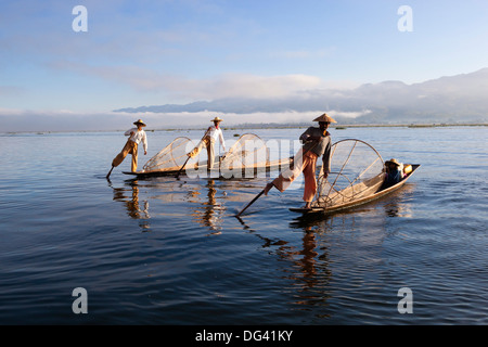 Intha Bein-Ruderer Fischer, Inle-See, Shan State in Myanmar (Burma), Asien Stockfoto