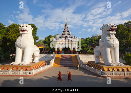 Südeingang nach Mandalay Hill mit zwei riesigen Chinthe (Guardian Lion-Hunde), Mandalay, Myanmar (Burma), Asien Stockfoto