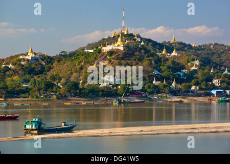 Stupas auf Sagaing Hügel und Ayeyarwady Fluss, Sagaing, in der Nähe von Mandalay, Myanmar (Burma), Asien Stockfoto