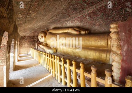 Liegenden Buddha und Wandmalereien in geschnitzt, Höhle, Hpo Win Daung (Buddha-Höhle-Nische-Komplex), in der Nähe von Monywa, Monywa Region, Myanmar Stockfoto