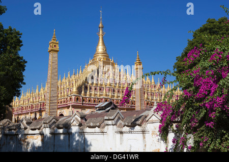 Thanboddhay Paya (Pagode) mit Reihen von vergoldeten Mini-Stupas auf Dach, in der Nähe von Monywa, Monywa Region, Myanmar (Burma), Asien Stockfoto