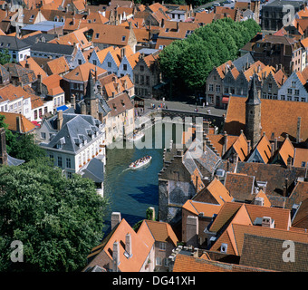 Luftaufnahme über Rozenhoedkaai und Dächer aus dem Glockenturm, Brügge, UNESCO-Weltkulturerbe, Flandern, Belgien Stockfoto