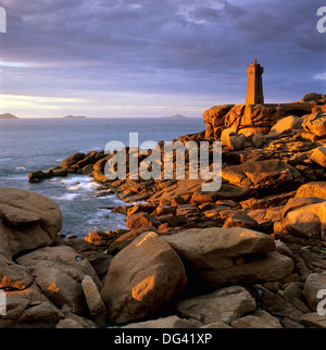 Ploumanach Leuchtturm an der Côte de Granit Rose (rosa Granit Küste), Côtes d ' Armor, in der Nähe von Perros-Guirec, Bretagne, Frankreich Stockfoto