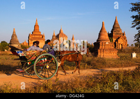 Hölzerne Pferdewagen die Touristen rund um Bagan Tempeln, Bagan (Pagan), zentral-Myanmar, Myanmar (Burma), Asien Stockfoto