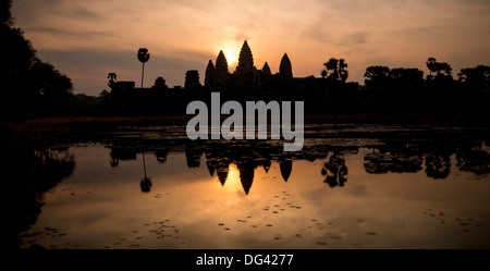 Sonnenaufgang über Angkor Wat, Angkor, UNESCO-Weltkulturerbe, Siem Reap, Kambodscha, Indochina, Südostasien, Asien Stockfoto