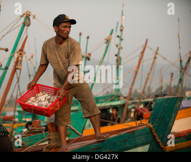 Sonnenaufgang im Hafen von Kampot als Angelboote/Fischerboote bei Nacht fangen, Kampot Provinz, Kambodscha, Asien, Südostasien, Indochina Stockfoto