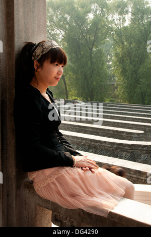 Junge Chinesin, Pavillon auf dem Labyrinth Labyrinth Garten, Yuanmingyuan Park, alten Sommerpalast, Peking, China, Asien Stockfoto