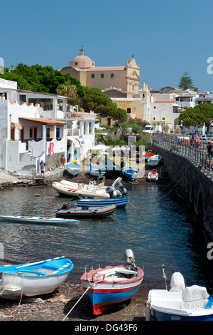 Santa Marina auf der Insel Salina auf den Äolischen Inseln, UNESCO-Weltkulturerbe aus Sizilien, Provinz Messina, Italien Stockfoto