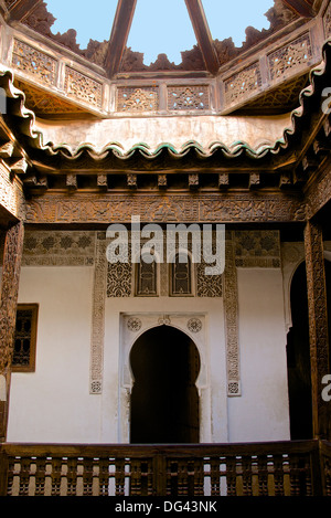 Outdoor-Galerie, Medersa Ben Youssef aus dem Jahre 1565, Medina, UNESCO-Weltkulturerbe, Marrakesch, Marokko, Nordafrika Stockfoto