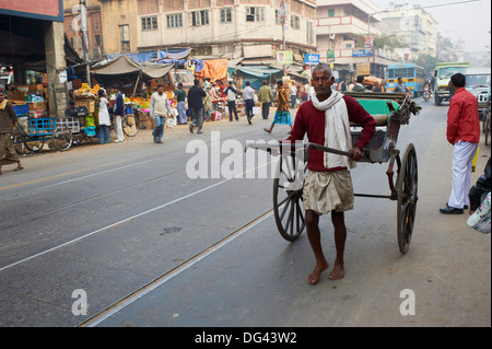 Rikscha auf der Straße, Kolkata, Westbengalen, Indien, Asien Stockfoto