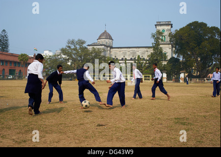 Studenten, die Fußball spielen, Sacred Heart Church, Chandernagorehemaliger (Chandannagar), eine ehemalige französische Kolonie, West Bengalen, Indien, Asien Stockfoto