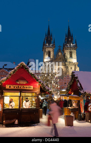 Verschneite Weihnachtsmarkt und Teynkirche, Altstädter Ring, Prag, Tschechische Republik, Europa Stockfoto