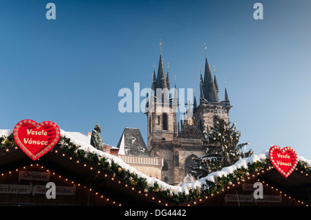 Frohe Weihnachten-Schild am tief verschneiten Weihnachtsmarkt und Teynkirche, Altstädter Ring, Prag, Tschechische Republik, Europa Stockfoto