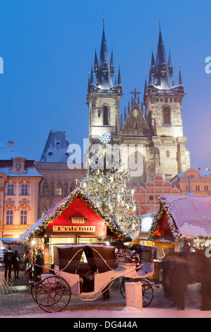 Verschneite Weihnachtsmarkt und Teynkirche, Altstädter Ring, Prag, Tschechische Republik, Europa Stockfoto