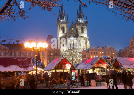 Frohe Weihnachten-Schild am tief verschneiten Weihnachtsmarkt und Teynkirche, Altstädter Ring, Prag, Tschechische Republik, Europa Stockfoto