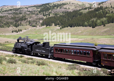 New Mexico und Colorado, Cumbres und Toltec Scenic Railroad, schmale Guage Dampf angetriebene Lokomotiven mit touristischen Autos, USA Stockfoto