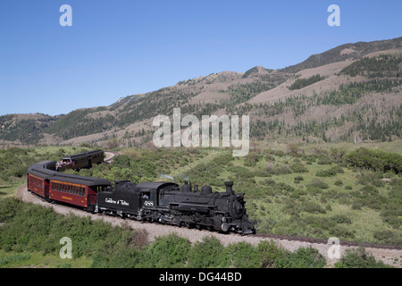 New Mexico und Colorado, Cumbres und Toltec Scenic Railroad, schmale Guage Dampf angetriebene Lokomotiven mit touristischen Autos, USA Stockfoto