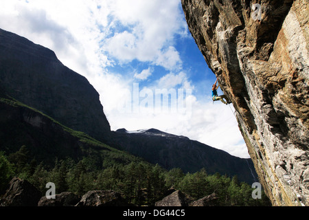 Eine Frau steigt eine überhängende Route in Romsdal, in der Nähe von Alesund, West-Norwegen, Skandinavien, Europa Stockfoto