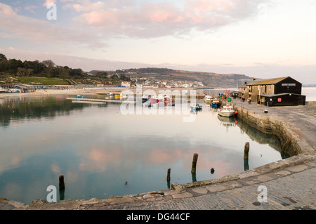 Blick zurück zum Hafen von Lyme Regis entnommen Cobb, Dorset, England, Vereinigtes Königreich, Europa Stockfoto